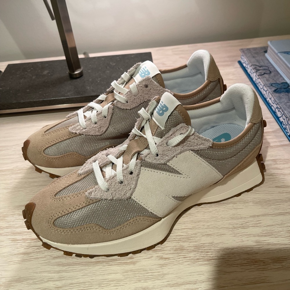 New Balance 327 size 8